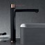 Grifo de lavabo alto IMEX MILOS STICK color negro y oro rosa
