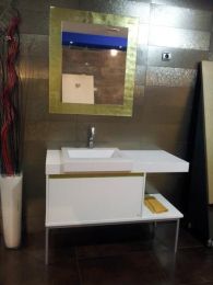 Mueble Lacado blanco con lavabo sobre encimera con faldon y espejo a juego 