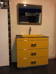 Mueble textura lisa color mostaza con lavabo de resina sobre encimera 50x91